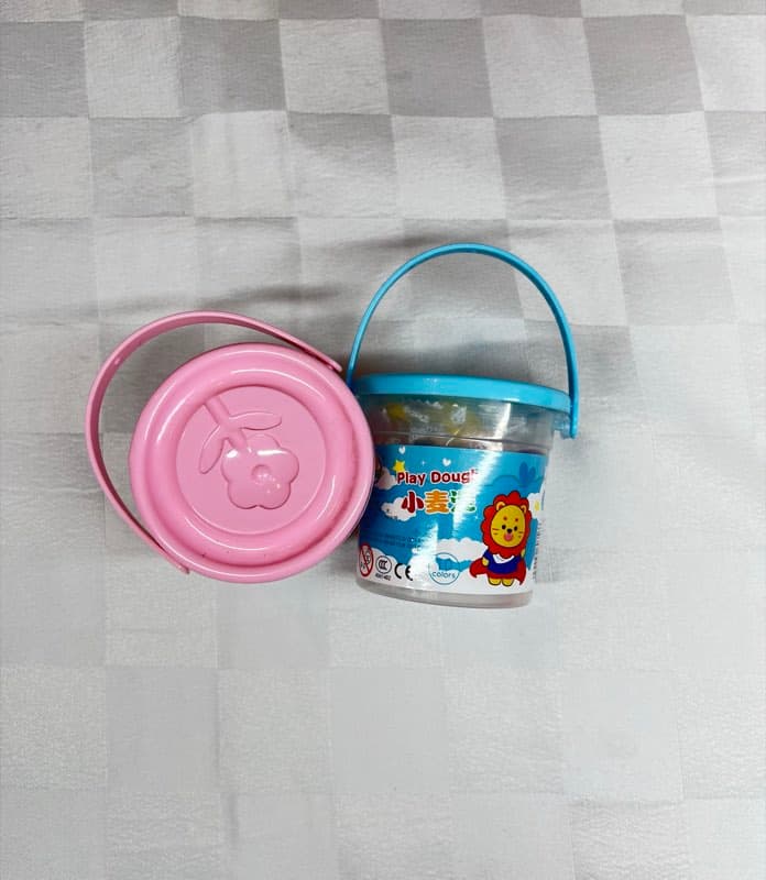 Plasticina en cubeta